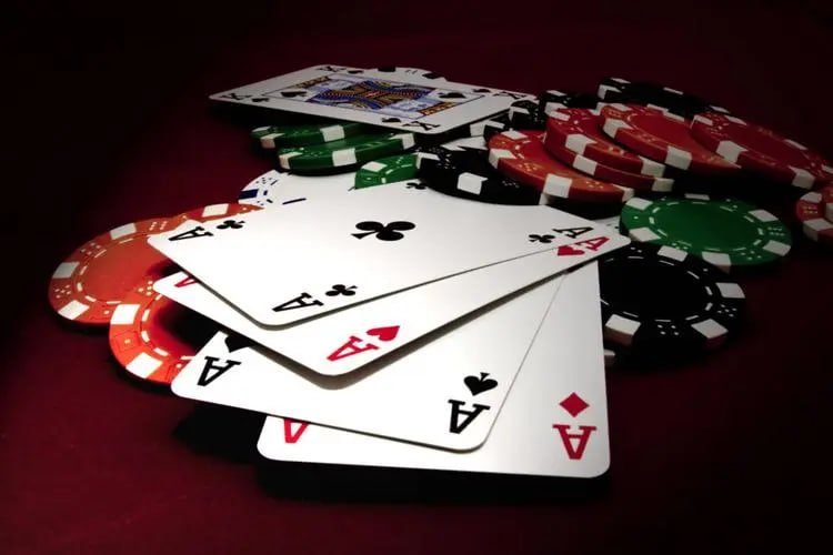 Live Baccarat ဒိုင်လာနှင့် ကဒ်ထုတ်နေသောမြင်ကွင်း မြန်မာ